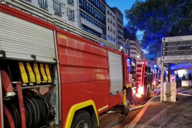 STRAVIČAN POŽAR NA TERAZIJAMA! Sumnja se na eksploziju u stanu!