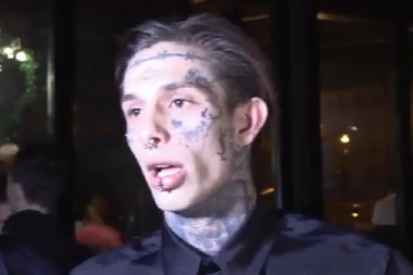 FRAN OTPUŠTEN SA KLINIKE, PRIJATELJ GA NE ISPUŠTA IZ VIDA: Pujas neprepoznatljiv, u bolnicu stigao sa OGREBOTINAMA!