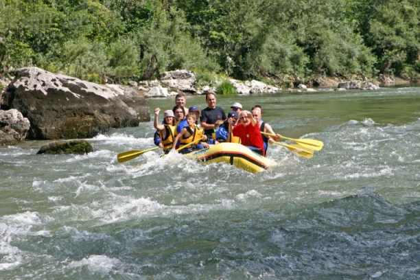 INTENZIVAN ADRENALIN, KONCENTRACIJA I DODIR SA PRIRODOM: Jedinstvena avantura za ljubitelje vodenih sportova - Rafting Limom jedno od omiljenih aktivnosti koje se mogu iskustiti u Srbiji