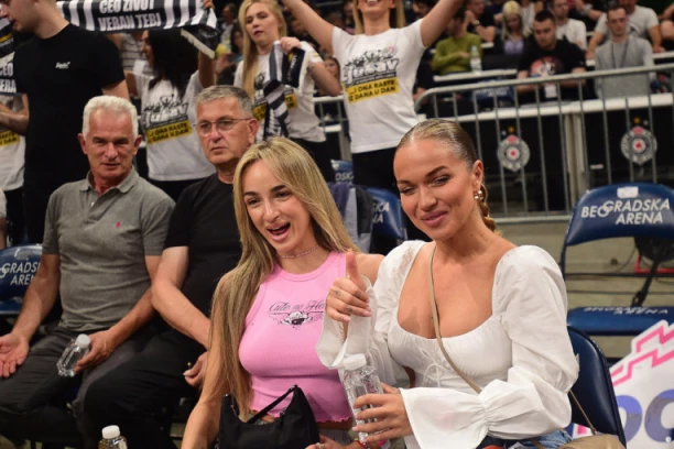 DŽEHVA BUJNIM POPRSJEM BODRI PARTIZAN! Pevačica se pojavila na utakmici u izazovnom izdanju, a na sebi ima preko 2.500 EVRA! (FOTO)