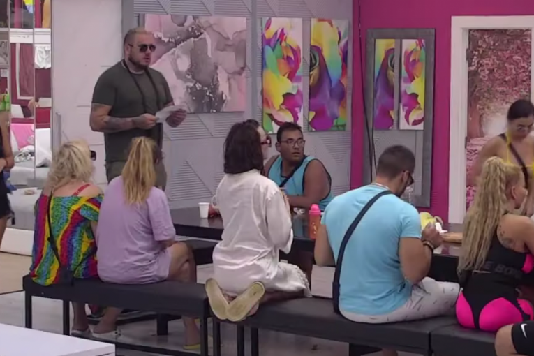 Filip Car čita pismo produkcije Zadruga 6