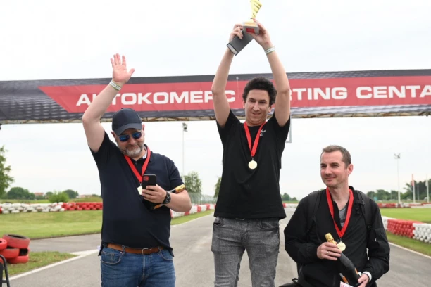 NAŠ FOTO-REPORTER TREĆI NA PRES-KARTINGU: Dobro fotka, briljira i kad je za volanom!