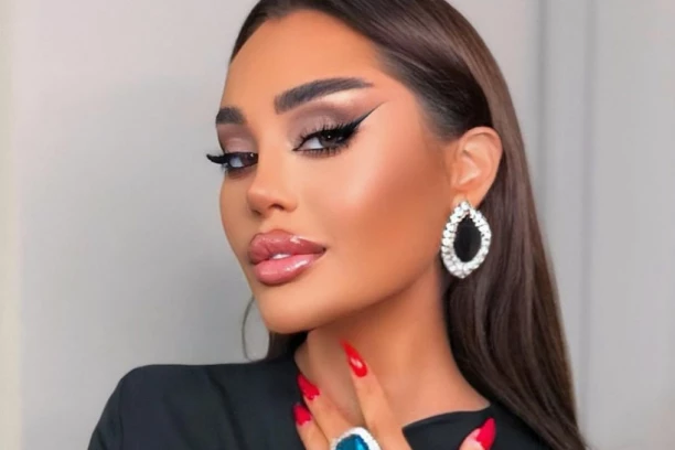 ANA KORAĆ POKAZALA OCA SVOG DETETA: Objava atraktivne brinete u bikiniju napravila opštu POMETNJU, svi gledaju i ne veruju (FOTO)