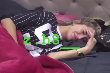 ALEKS SE PRESAVILA OD BOLOVA: Zadrugarka kuka na krevetu i pravi grimase! (FOTO)