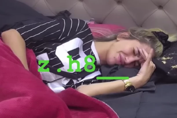 ALEKS SE PRESAVILA OD BOLOVA: Zadrugarka kuka na krevetu i pravi grimase! (FOTO)