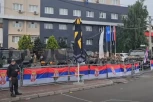 SRBI NASTAVLJAJU SA PROTESTOM U LEPOSAVIĆU: Noć je protekla mirno, kod opštine i dalje vojnici KFOR-a
