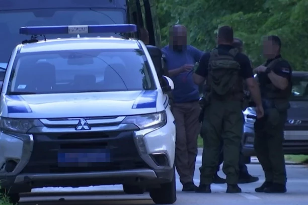 PRVE FOTOGRAFIJE IZ SOMBORA! NA MESTU PUCNJAVE INTERVENTNA: Pretio supruzi smrću, pa ranio dva policajca (FOTO)