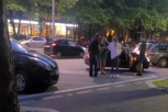 NASILJE U CENTRU BEOGRADU: Muškarac maltretirao ženu, ugurao je u kola, ona pokušavala da izađe (VIDEO)