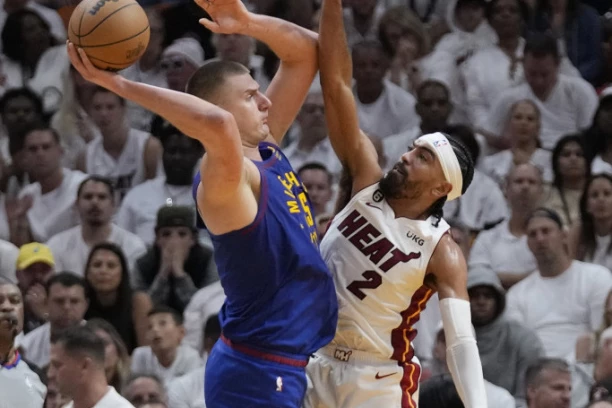 ČIJE KONJE JAŠEŠ NIKOLA? Ispred hale u Majamiju - SPEKTAKL! Srbi DOVELI DO SUZA čitavu Ameriku! (VIDEO)