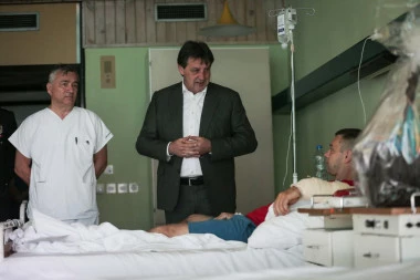 GAŠIĆ OBIŠAO U BOLNICI RANJENOG ŽANDARMA: Nećemo dozvoliti da policajci budu META (FOTO)