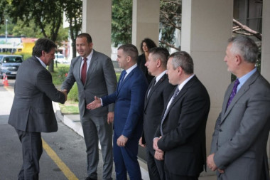 Ministar Gašić obišao rekonstruisani objekat MUP (FOTO)