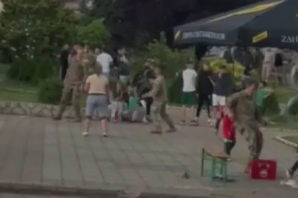PRIPADNICI KFOR SE IGRALI SA DECOM U LEPOSAVIĆU (VIDEO)