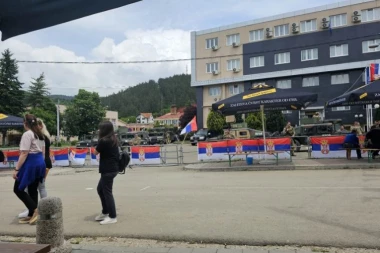 KFOR UKLONIO ŽICU OKO SEDIŠTA OPŠTINE LEPOSAVIĆ: Ostala metalna ograda na koju su Srbi postavili svoju zastavu