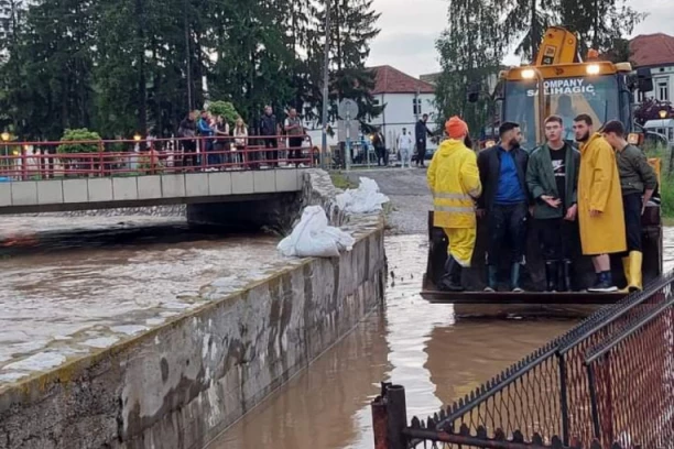 IZLILE SE REKE, VODA UŠLA U KUĆE, UNIŠTENI PUTEVI: Vanredna situacija proglašena u Sjenici, Novi Pazar u pripravnosti
