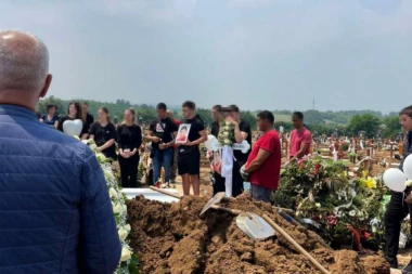 VIDI, MAMICE, GDE SAM GA OSTAVILA! Dok malog Stefana spuštaju u grob, reči njegove majke razaraju dušu (FOTO)