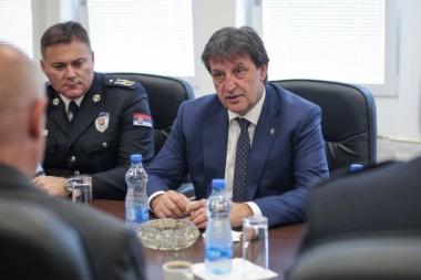 OBEZBEĐENI NAJBOLJI USLOVI ZA RAD: Ministar Gašić obišao renovirane policijske stanice u Vranju i Bujanovcu (FOTO)