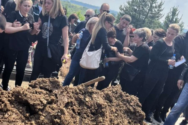 MAJKA UTOPLJENOG TINEJDŽERA NA ADI HTELA DA SKOČI SA SINOM U RAKU! Potresne scene na Orlovači: Otac se hvatao za glavu i jecao! (FOTO, VIDEO)