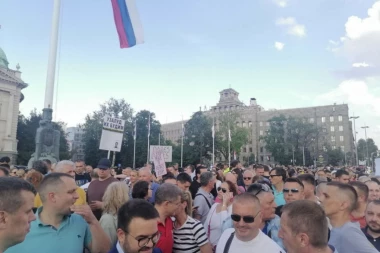 ZAVRŠEN PROTEST PROZAPADNE OPOZICIJE U BEOGRADU: Protestanti prošetali do Vlade Srbije