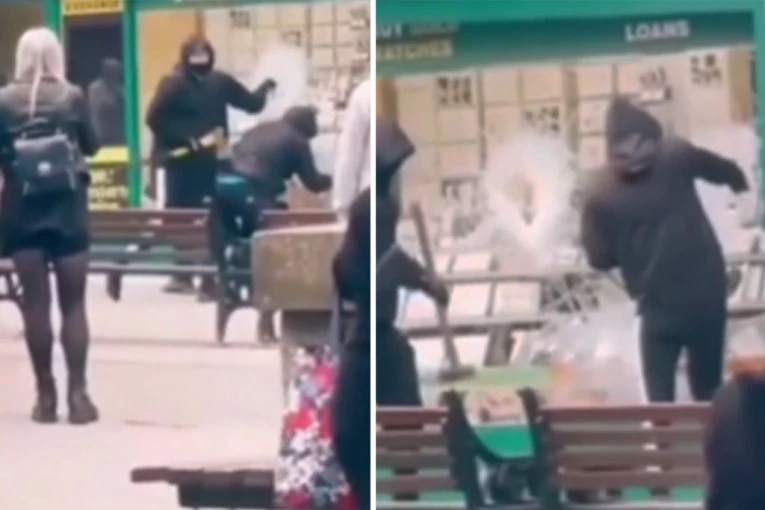 GRUPA MASKIRANIH LOPOVA LOMI IZLOG ZLATARE MALJEVIMA I SEKIRAMA! Pljačka usred bela dana pred prestravljenim narodom! Beže dok ih gađaju! (ŠOKANTAN SNIMAK)