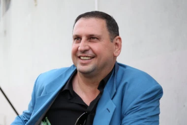 TAKI OTEO CURU BIVŠEM ZADRUGARU: Zabio nož u leđa prijatelju, zgodnu crnku hvata za ZADNJICU! (FOTO)