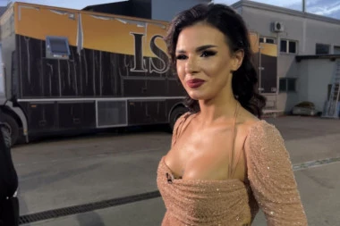 ANITA PRVI PUT POKAZALA SINA U JAVNOSTI! Pao joj u zagrljaj i zaspao, emotivna scena! (FOTO)