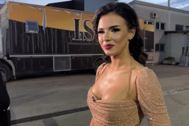 ANITA PRVI PUT POKAZALA SINA U JAVNOSTI! Pao joj u zagrljaj i zaspao, emotivna scena! (FOTO)