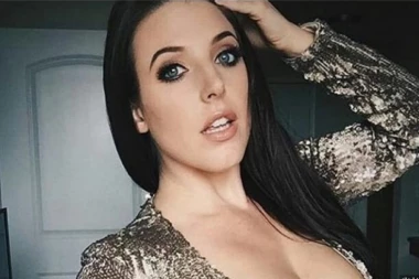 ANĐELA JE USRED SAOBRAĆAJNOG KOLAPSA PRUŽALA ZADOVOLJSTVO PARTNERU: Nekoliko trenutaka kasnije usledila je scena u koju je uključena i policija (FOTO)