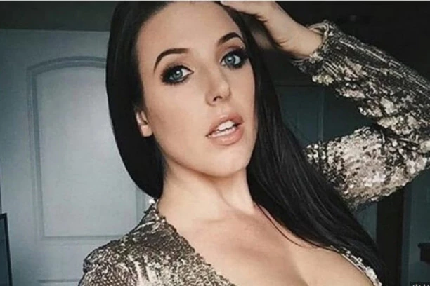 ANĐELA JE USRED SAOBRAĆAJNOG KOLAPSA PRUŽALA ZADOVOLJSTVO PARTNERU: Nekoliko trenutaka kasnije usledila je scena u koju je uključena i policija (FOTO)