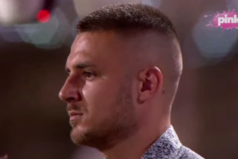 Marko posmatra Sanju i roditelje