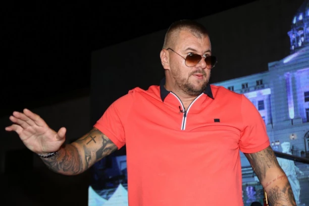 POJAVILE SE JANJUŠEVE ŠOK-PREPISKE: Besni pred ulazak u Elitu, ljude psuje i najstrašnije vređa! (FOTO)