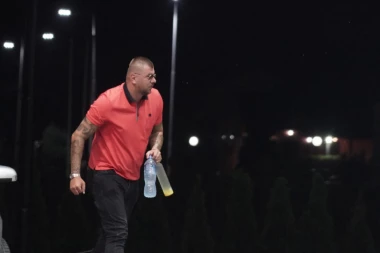 LEČI TUGU ALKOHOLOM: Janjuš nezadovoljan plasmanom, POBEGAO iz studija u Šimanovcima, evo sa kim je UHVAĆEN! (PAPARACO)