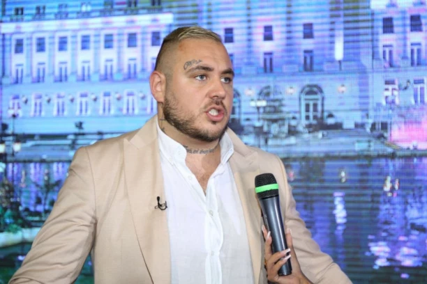 CAR IZVREĐAO RIJALITI VODITELJKU: Napravio HAOS na društvenim mrežama, sve odzvanjalo od njegovih PSOVKI! (VIDEO)