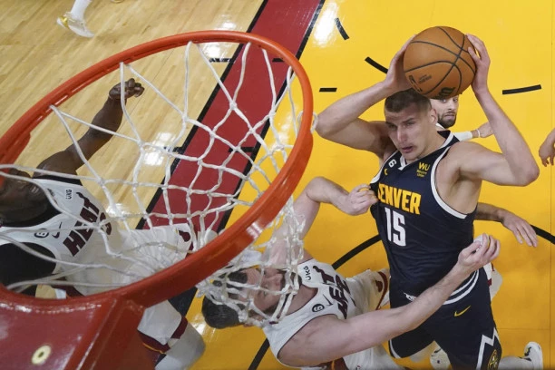 SUDIJE ŽESTOKO POKRALE DENVER: Arbitri PONIŽAVAJU Jokića! Ima tretman kao da je stigao iz treće lige Burundija, a ne da je najbolji na svetu (VIDEO)