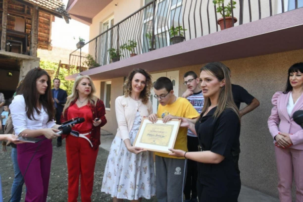 NOVI DOMOVI ZA TRI PORODICE IZ VLASOTINCA, LESKOVCA I DIMITROVGRADA: Fondacija Humana srca nastavlja da pomaže najugroženijima