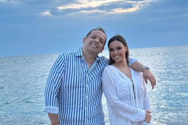 IZNENADIO 15 GODINA MLAĐU SUPRUGU BESNOM MAŠINOM! Pevač pazario supruzi PAPRENO SKUP poklon! (FOTO)