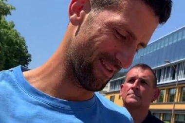 HIT SCENA U PARIZU! Navijač ZAMOLIO Novaka za USLUGU! Đoković se samo NASMEJAO i OVO uradio! (VIDEO)