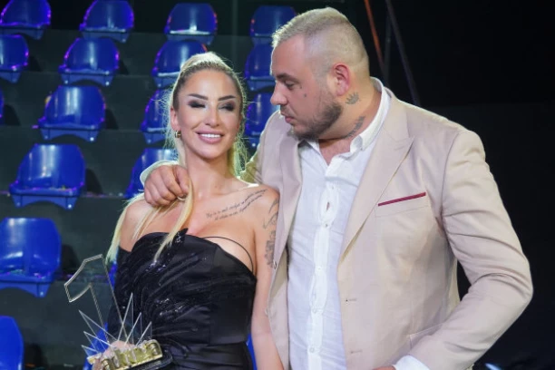 CAR I ALEKS ČVRSTO ZAGRLJENI! Nakon navoda o RASKIDU, pojavila se prva fotografija iz Crikvenice! (FOTO)