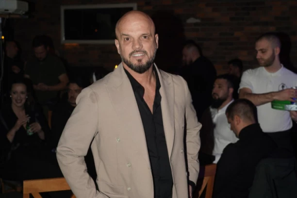 SIN BOBANA RAJOVIĆA POKAZAO ISKLESANO TELO, PLOČICE PUCAJU NA NJEMU: Evo kako danas izgleda Andrija i čime se bavi!