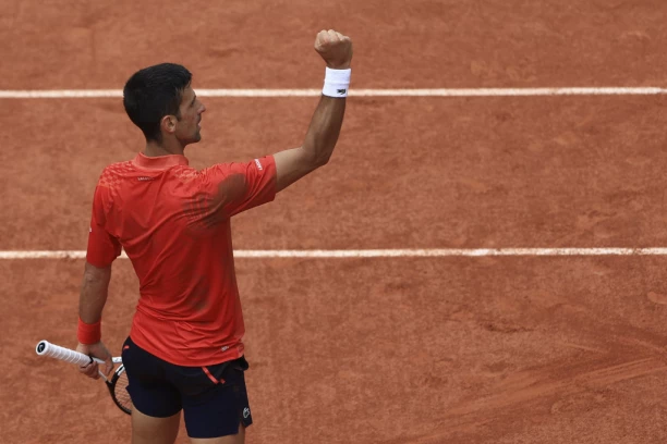 NE DAM OBRAZ NI PO KOJU CENU! Kakve reči upućene Đokoviću: Lako je biti heroj kad te vole, emocije gore, KIDAM kao Nole! (VIDEO)