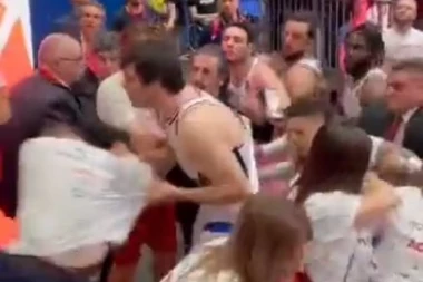 MAKLJAŽA IGRAČA I NAVIJAČA: Teodosić uleteo na tribinu i nokautirao fanove Armanija (VIDEO)