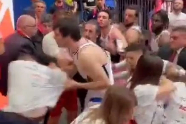 MAKLJAŽA IGRAČA I NAVIJAČA: Teodosić uleteo na tribinu i nokautirao fanove Armanija (VIDEO)