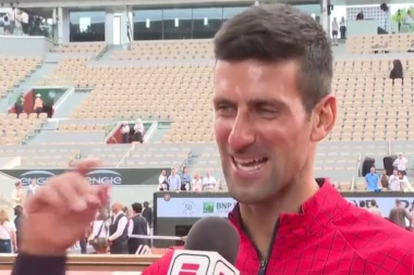 OVO JE MNOGIMA PROMAKLO! Novak napravio ŠOU na terenu! Đoković SLAVIO i pevao na stranom jeziku! (VIDEO)