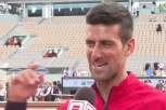 OVO JE MNOGIMA PROMAKLO! Novak napravio ŠOU na terenu! Đoković SLAVIO i pevao na stranom jeziku! (VIDEO)