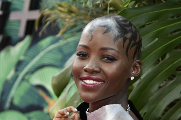 KADA JE OTVORILA SAKO SEVNULE SU GOLE GRUDI, A ONDA JE PRIZNALA DA NEMA SRAMA! Ovo izdanje glumice mnogi će noćima sanjati -  Da li je hrabro pokazati BRADAVICE i to ovako? (FOTO)