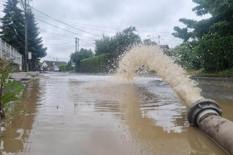 Izlivanje vode na ulicama Čačka 