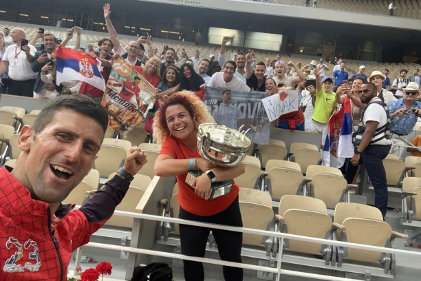 SAD SI UZELA TROFEJ, DŽULI! Novakova navijačica ne može da dođe sebi jer joj je Đoković dao pehar Rolan Garosa