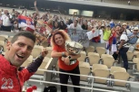 SAD SI UZELA TROFEJ, DŽULI! Novakova navijačica ne može da dođe sebi jer joj je Đoković dao pehar Rolan Garosa