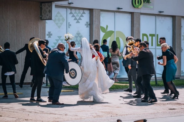 Od svadbe napravili viralni spektakl!