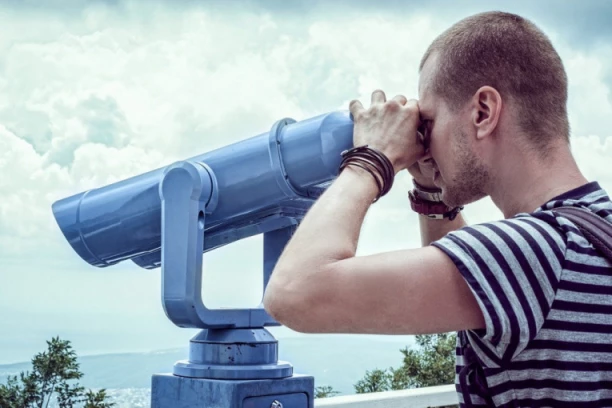 KINESKI LASER I PRAVO U OČI: Čovek se požalio da ga komšija špijunira dvogledom, a saveti koje je dobio su bili NEVEROVATNI