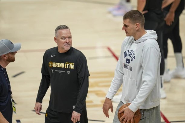 MELOUN NIJE ZNAO ŠTA GA JE SNAŠLO: Jokićeva braća na sebi svojstven način slavila sa trenerom Denvera (VIDEO, FOTO)